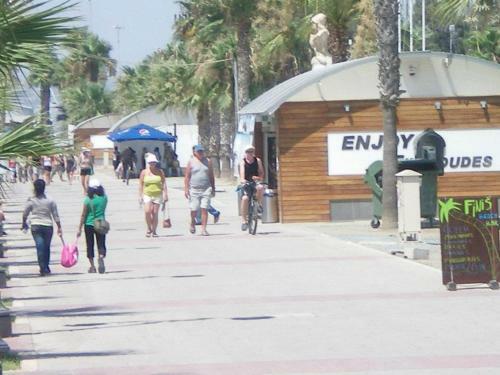 Excellent 2 Bed Apartment With Pool View, AC & Gym!