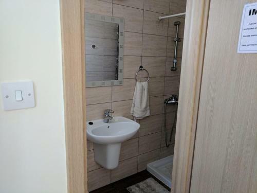 Excellent 2 Bed Apartment With Pool View, AC & Gym!