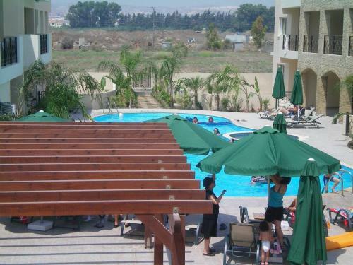 Excellent 2 Bed Apartment With Pool View, AC & Gym!