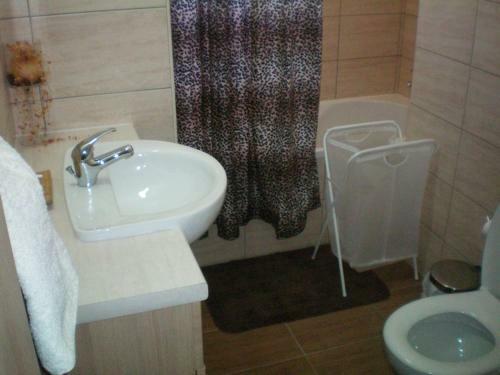 Excellent 2 Bed Apartment With Pool View, AC & Gym!