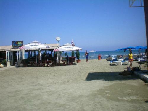 Excellent 2 Bed Apartment With Pool View, AC & Gym!