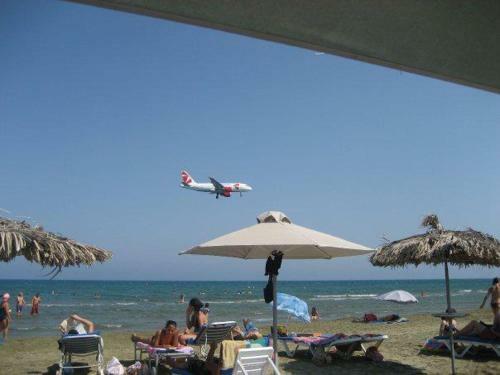 Excellent 2 Bed Apartment With Pool View, AC & Gym!