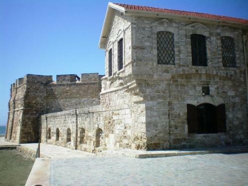 Excellent 2 Bed Apartment With Pool View, AC & Gym!