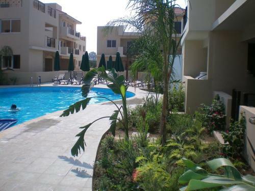 Excellent 2 Bed Apartment With Pool View, AC & Gym!
