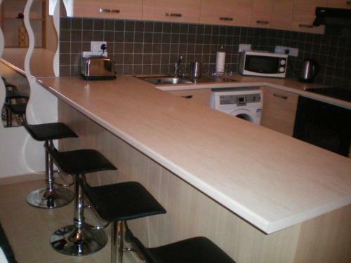 Excellent 2 Bed Apartment With Pool View, AC & Gym!