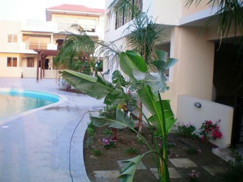 Excellent 2 Bed Apartment With Pool View, AC & Gym!