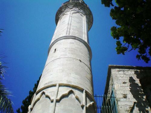 Excellent 2 Bed Apartment With Pool View, AC & Gym!