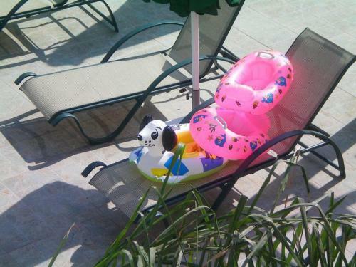 Excellent 2 Bed Apartment With Pool View, AC & Gym!