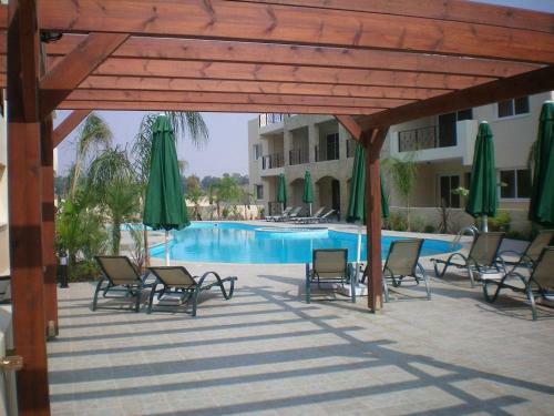 Excellent 2 Bed Apartment With Pool View, AC & Gym!