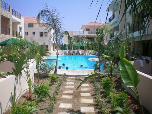 Excellent 2 Bed Apartment With Pool View, AC & Gym!
