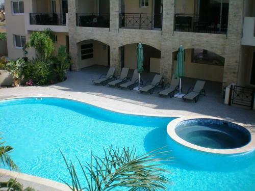 Excellent 2 Bed Apartment With Pool View, AC & Gym!