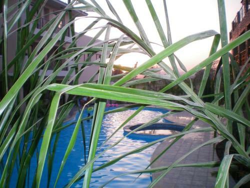Excellent 2 Bed Apartment With Pool View, AC & Gym!