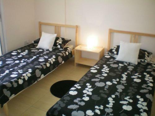 Excellent 2 Bed Apartment With Pool View, AC & Gym!