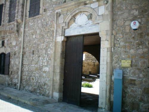 Excellent 2 Bed Apartment With Pool View, AC & Gym!