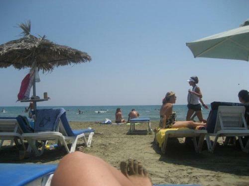 Excellent 2 Bed Apartment With Pool View, AC & Gym!