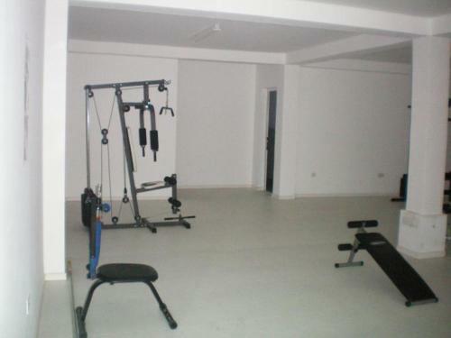 Excellent 2 Bed Apartment With Pool View, AC & Gym!