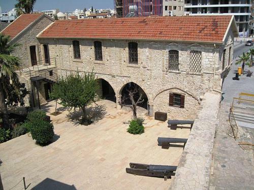 Excellent 2 Bed Apartment With Pool View, AC & Gym!