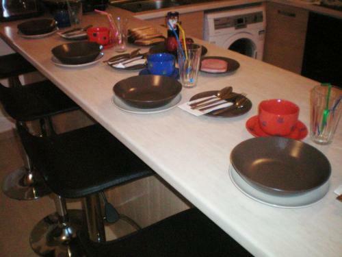 Excellent 2 Bed Apartment With Pool View, AC & Gym!