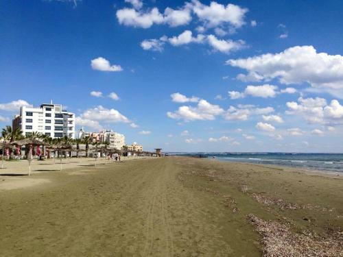 Excellent 2 Bed Apartment With Pool View, AC & Gym!