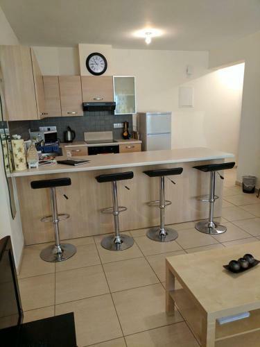 Excellent 2 Bed Apartment With Pool View, AC & Gym!