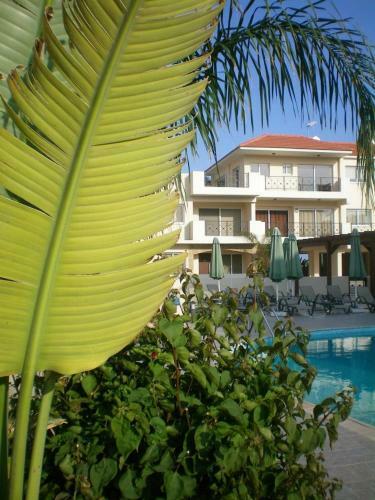 Excellent 2 Bed Apartment With Pool View, AC & Gym!