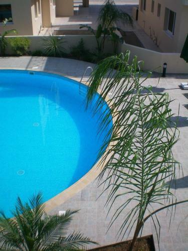 Excellent 2 Bed Apartment With Pool View, AC & Gym!