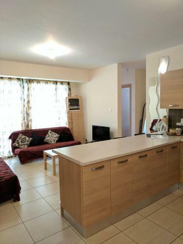 Excellent 2 Bed Apartment With Pool View, AC & Gym!