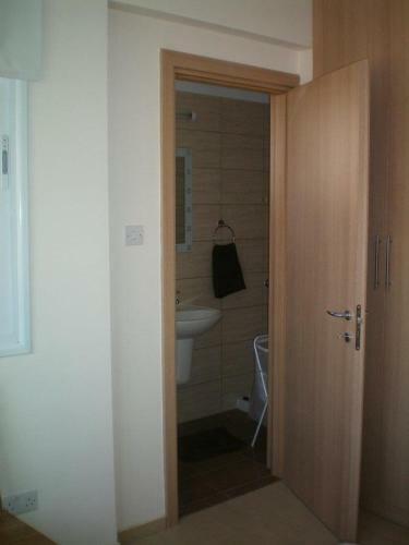 Excellent 2 Bed Apartment With Pool View, AC & Gym!