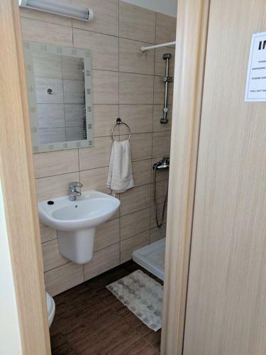Excellent 2 Bed Apartment With Pool View, AC & Gym!
