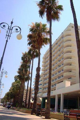 Excellent 2 Bed Apartment With Pool View, AC & Gym!