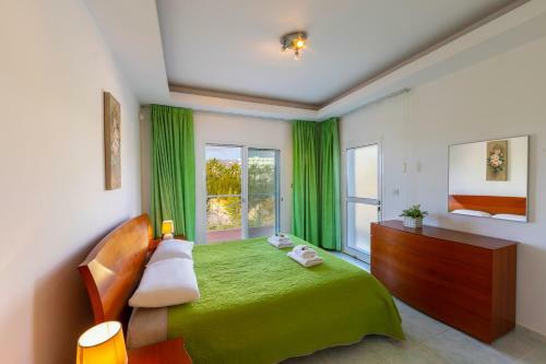 Villa Coral Bay View, Walking Distance To The Beach!