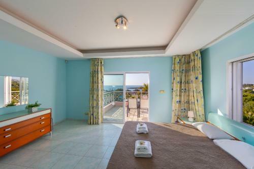 Villa Coral Bay View, Walking Distance To The Beach!