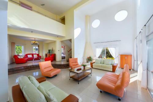 Villa Coral Bay View, Walking Distance To The Beach!