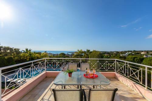 Villa Coral Bay View, Walking Distance To The Beach!
