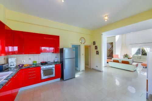 Villa Coral Bay View, Walking Distance To The Beach!