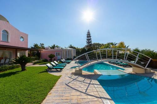 Villa Coral Bay View, Walking Distance To The Beach!
