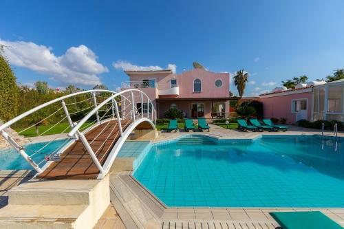 Villa Coral Bay View, Walking Distance To The Beach!