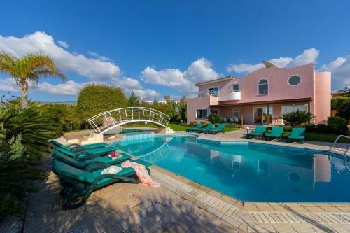 Villa Coral Bay View, Walking Distance To The Beach!