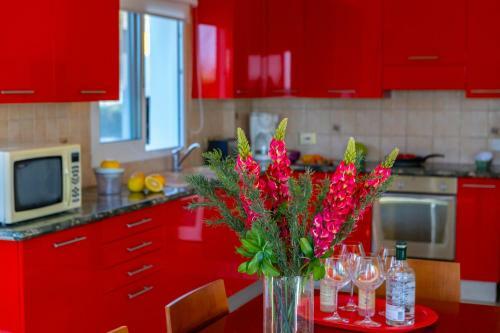 Villa Coral Bay View, Walking Distance To The Beach!