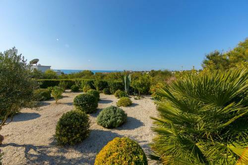 Villa Coral Bay View, Walking Distance To The Beach!