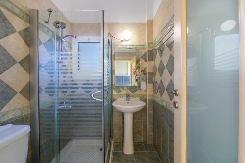 Villa Coral Bay View, Walking Distance To The Beach!
