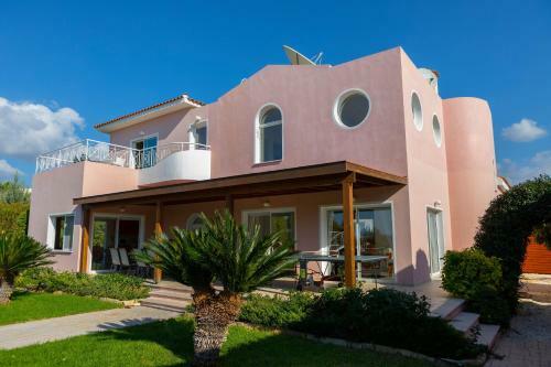 Villa Coral Bay View, Walking Distance To The Beach!