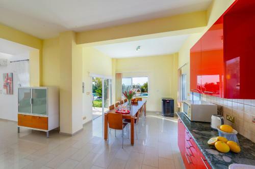 Villa Coral Bay View, Walking Distance To The Beach!