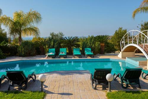 Villa Coral Bay View, Walking Distance To The Beach!