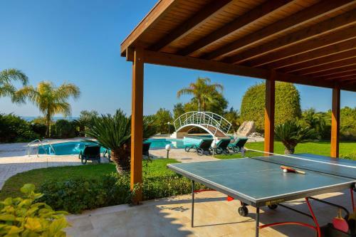 Villa Coral Bay View, Walking Distance To The Beach!