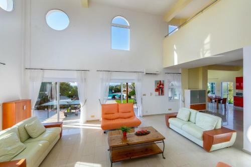 Villa Coral Bay View, Walking Distance To The Beach!