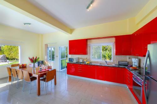 Villa Coral Bay View, Walking Distance To The Beach!