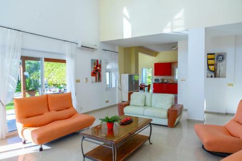 Villa Coral Bay View, Walking Distance To The Beach!