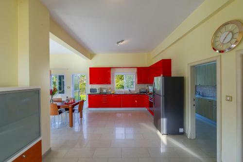 Villa Coral Bay View, Walking Distance To The Beach!