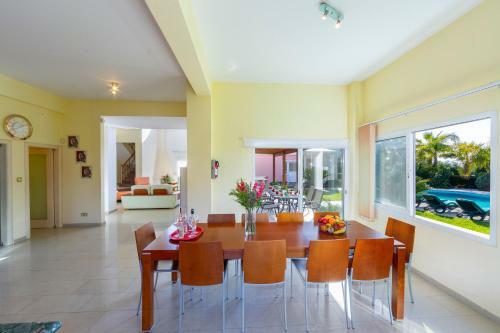 Villa Coral Bay View, Walking Distance To The Beach!